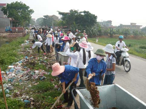 Nhân dân và cán bộ thôn Biền Đông, xã Cảnh Thụy Chung tay bảo vệ môi trường nông thôn